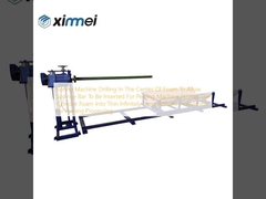 Perforación con máquina perforadora en el centro de la espuma para permitir la inserción de la barra de esponja para la máquina de pelado. Desbastado de la espuma cilíndrica en rollos delgados e infinitamente largos como pre-máquina para el procesamiento